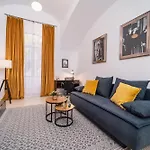 Central Liberty Square Jf Kennedy Apartment - By Openhouse